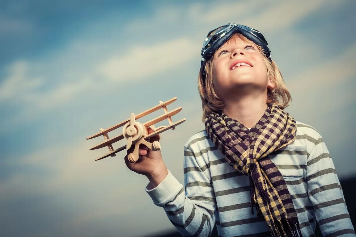 Человек на фоне гор. Nico staf. Nico staf. Ребенок мечтает. Парень мечтает.