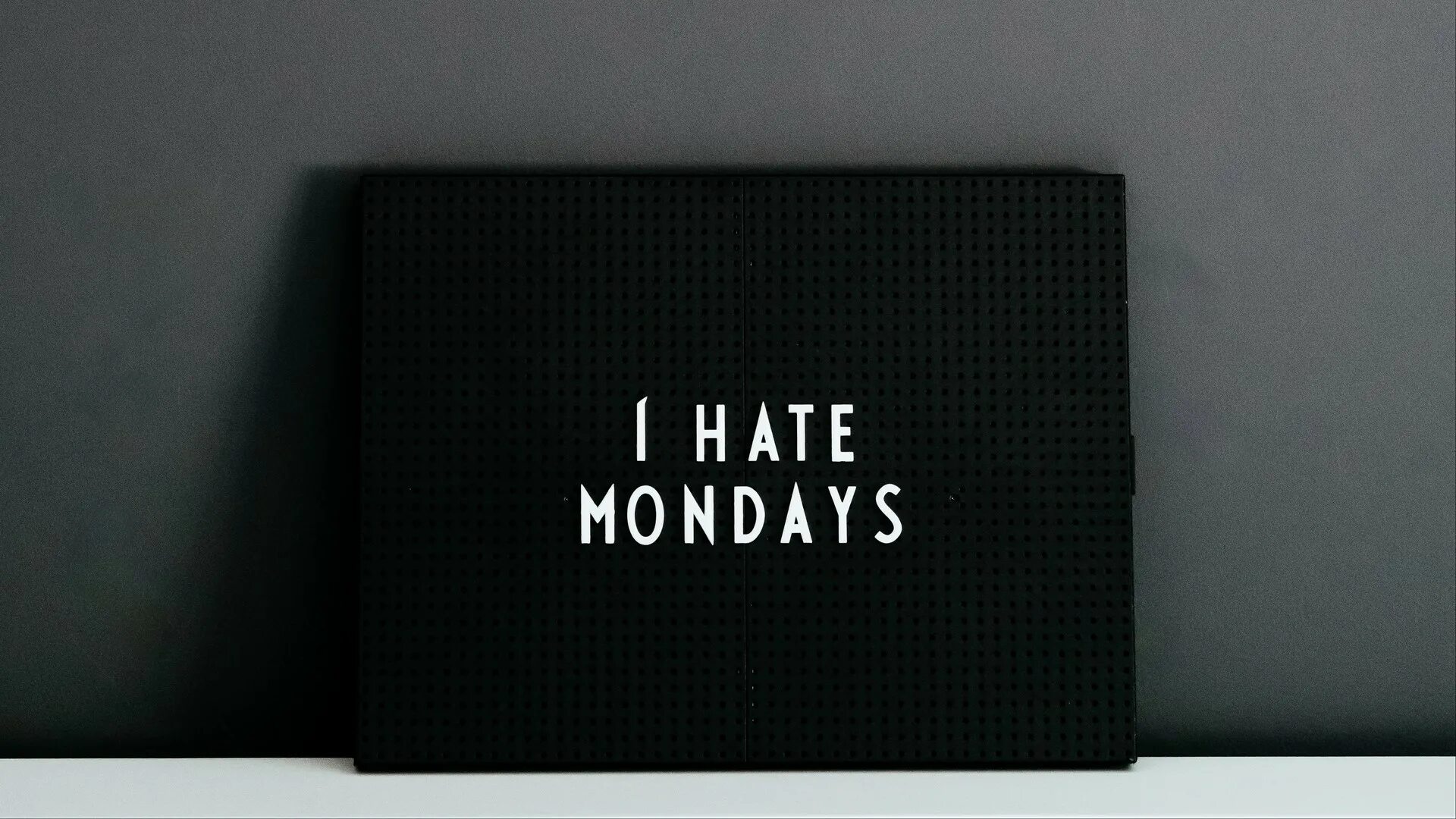 Look and hate. Monday надпись. Обои Monday. Обои на понедельник. I hate Mondays.