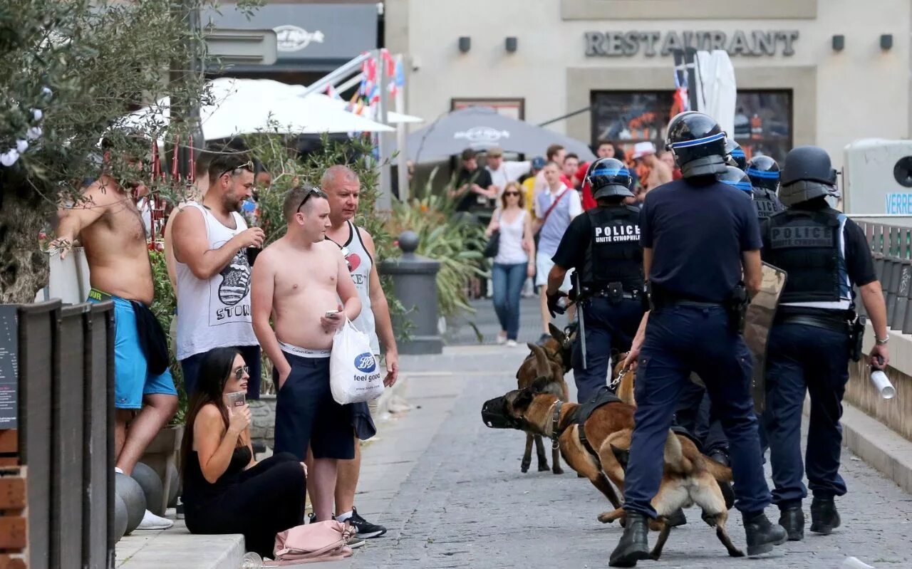 фанаты британии. английские футбольные хулиганы. футбольные болельщики англии. болельщики англии. английские футбольные фанаты.