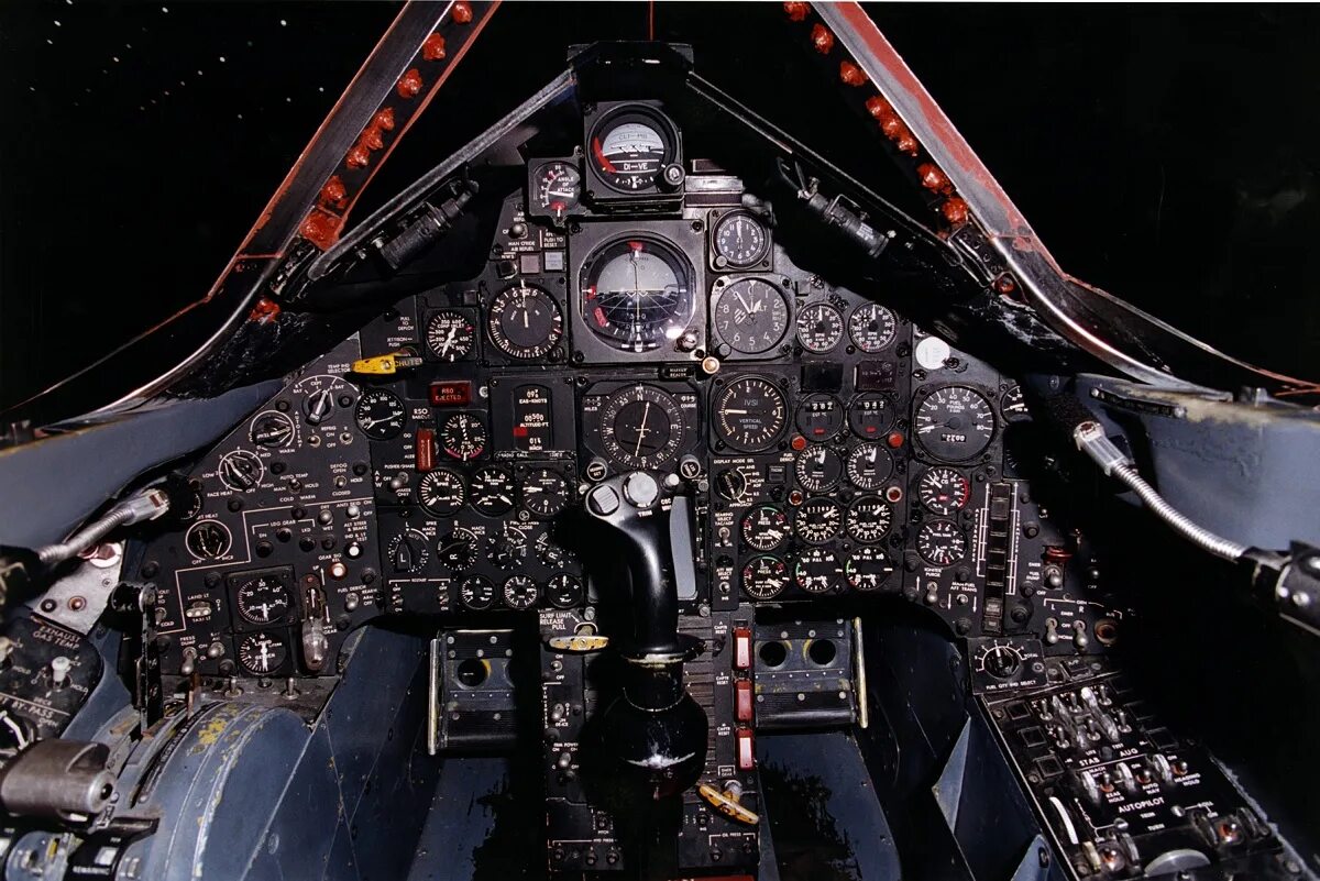 The sr. Кабина SR-71. Lockheed SR-71 кабина. Самолет SR-71 Blackbird. SR-71 Blackbird кабина.