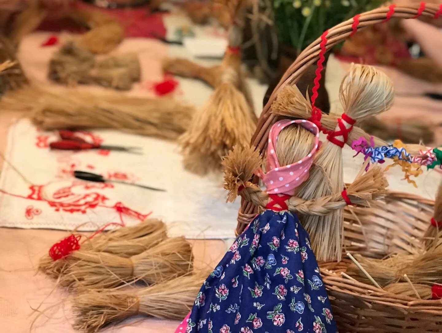 тряпичная кукла солнечный конь. кукла из лыка мастер класс. кукла из лыка. соломенная игрушка. народная кукла масленица из лыка.