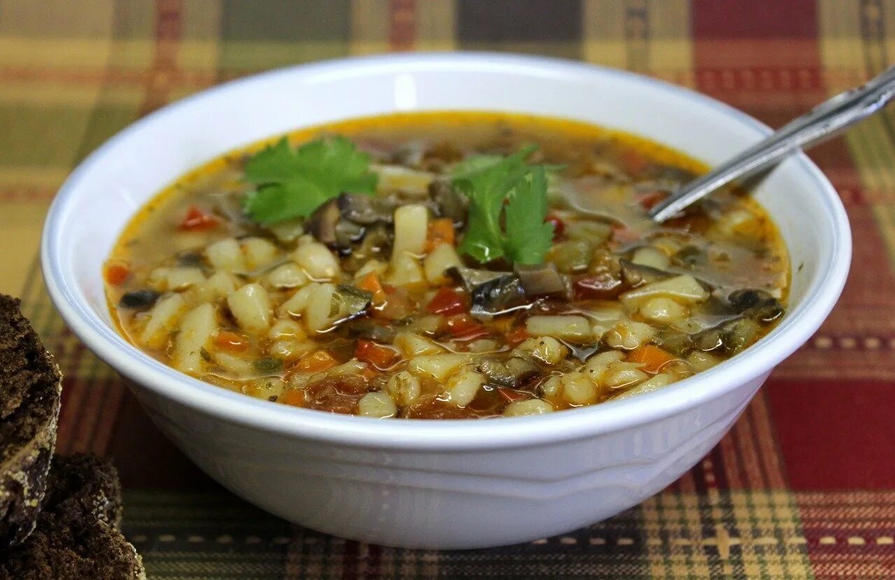 Рецепт рассольника с мясом. Рассольник с потрошками. «Грибной суп с перловой крупой». Грибной рассольник с перловкой. Суп рассольник с перловкой.