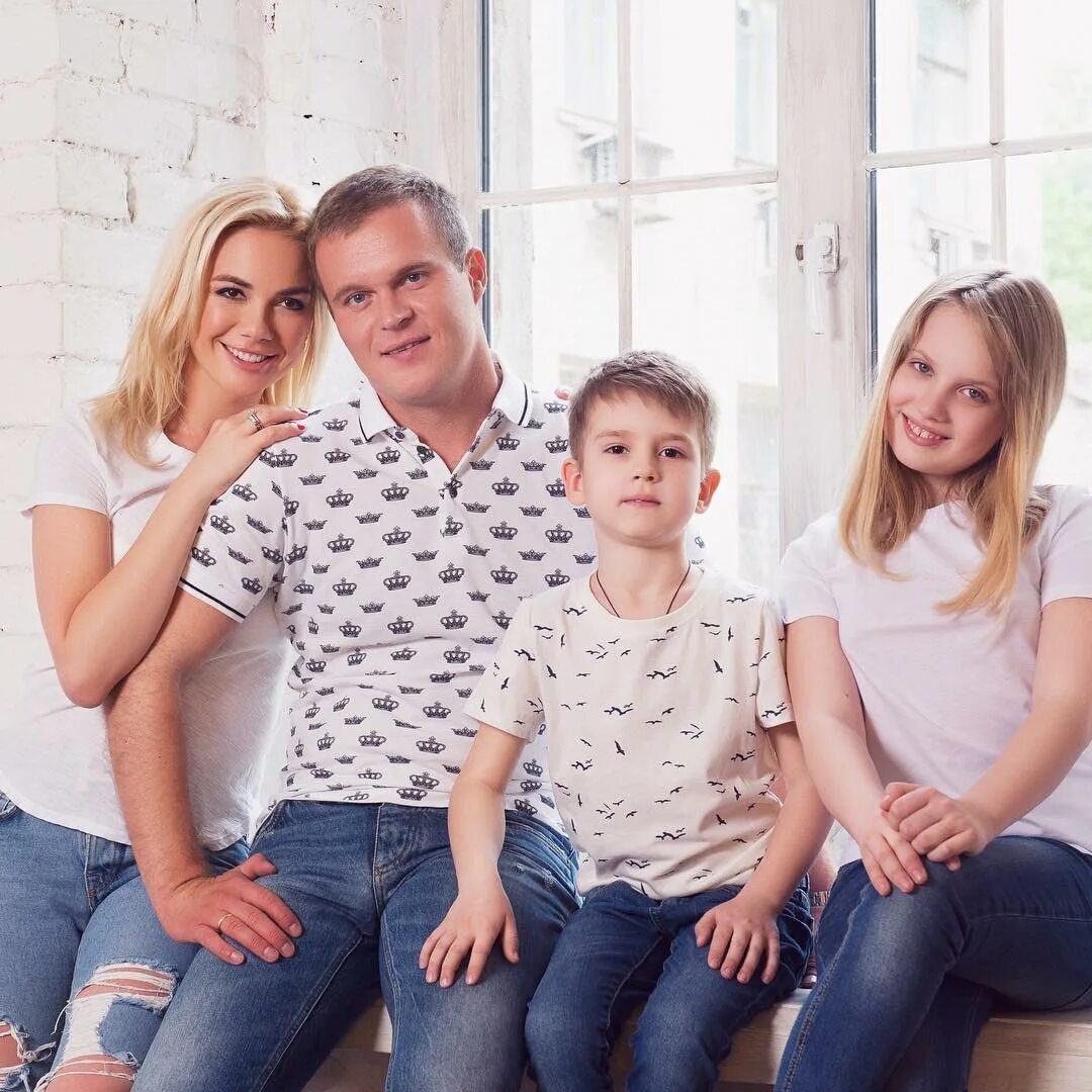 Семья на канале 1 1. Семья на канале 1 1. Семья на канале 1 1. Common russian family. Riley mae heathenous family holiday card.