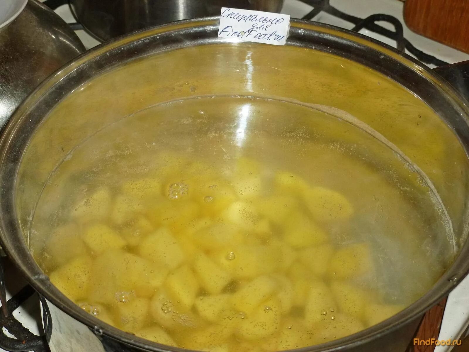 Борщ с горохом. Борщ домашний. Суп со свекольными листьями. Борщ с маслинами. Рецепт борща.