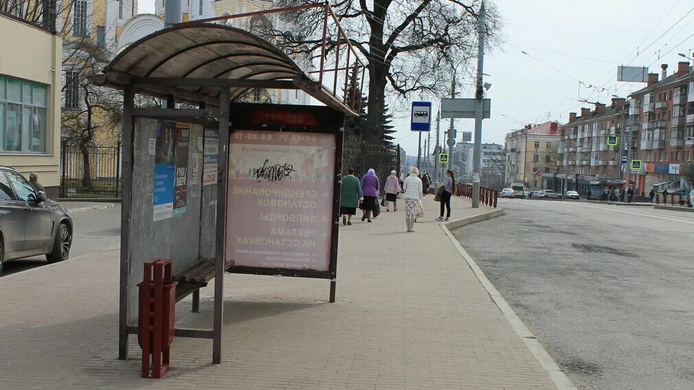 Остановка меняться. Остановка. Остановка Брянск. Автобусная остановка Брянск. Реклама на автобусной остановке.