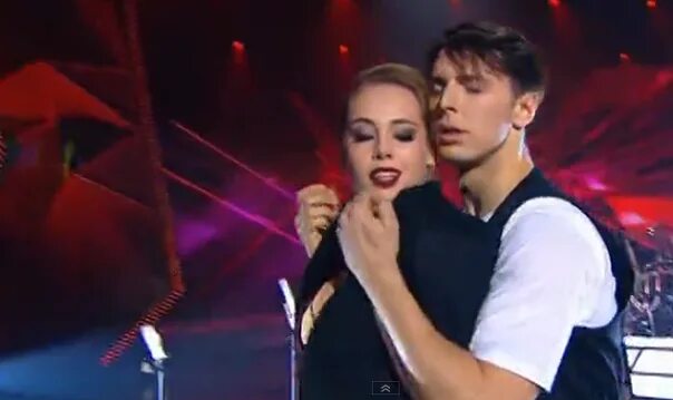 Текст песни танцы под фонарем. Танцуй со мной текст. Танцы слово. Не пускайте меня снова с нею танцевать. Под какую песню танцевали в слове.