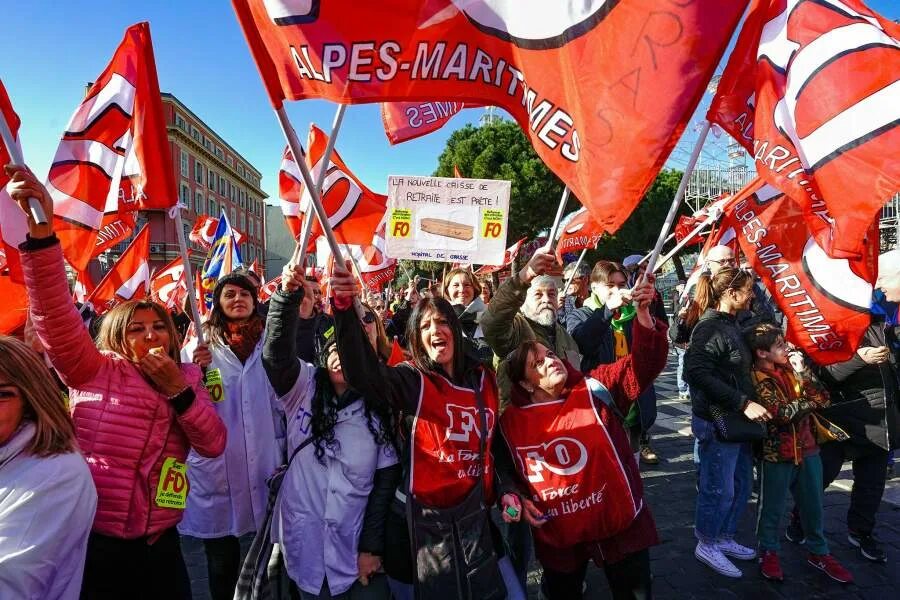 Француз длиться. Массовые протесты во Франции. Демонстрация протесты во Франции. Протесты во Франции пенсионная реформа. Протесты против пенсионной реформы во Франции.