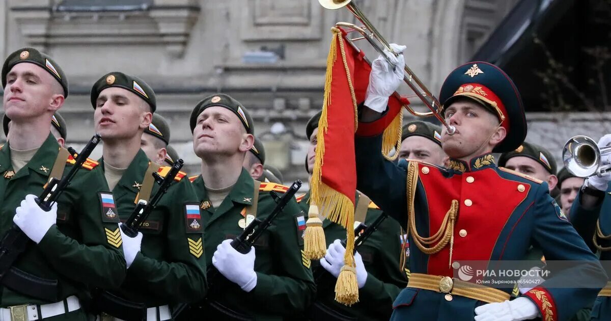 10 лет параду. Парад Победы 72 годовщины в Москве. Парад на красной площади 7 ноября 1941. Парад военный стран в дождь. Выставка на красной площади.