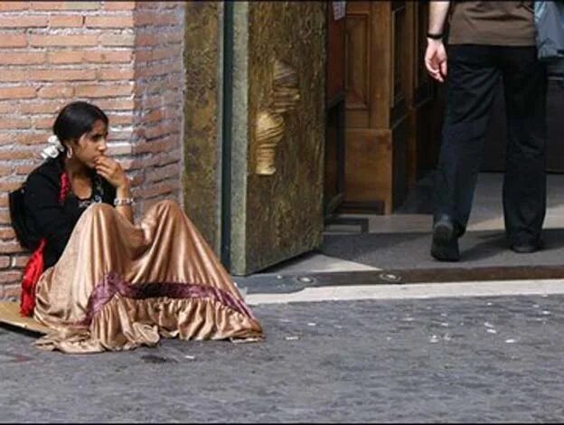 цыганки с детьми на улице. цыганка попрошайка с ребенком. цыгане просят прощения. цыгане просят прощения. цыгане просят прощения.