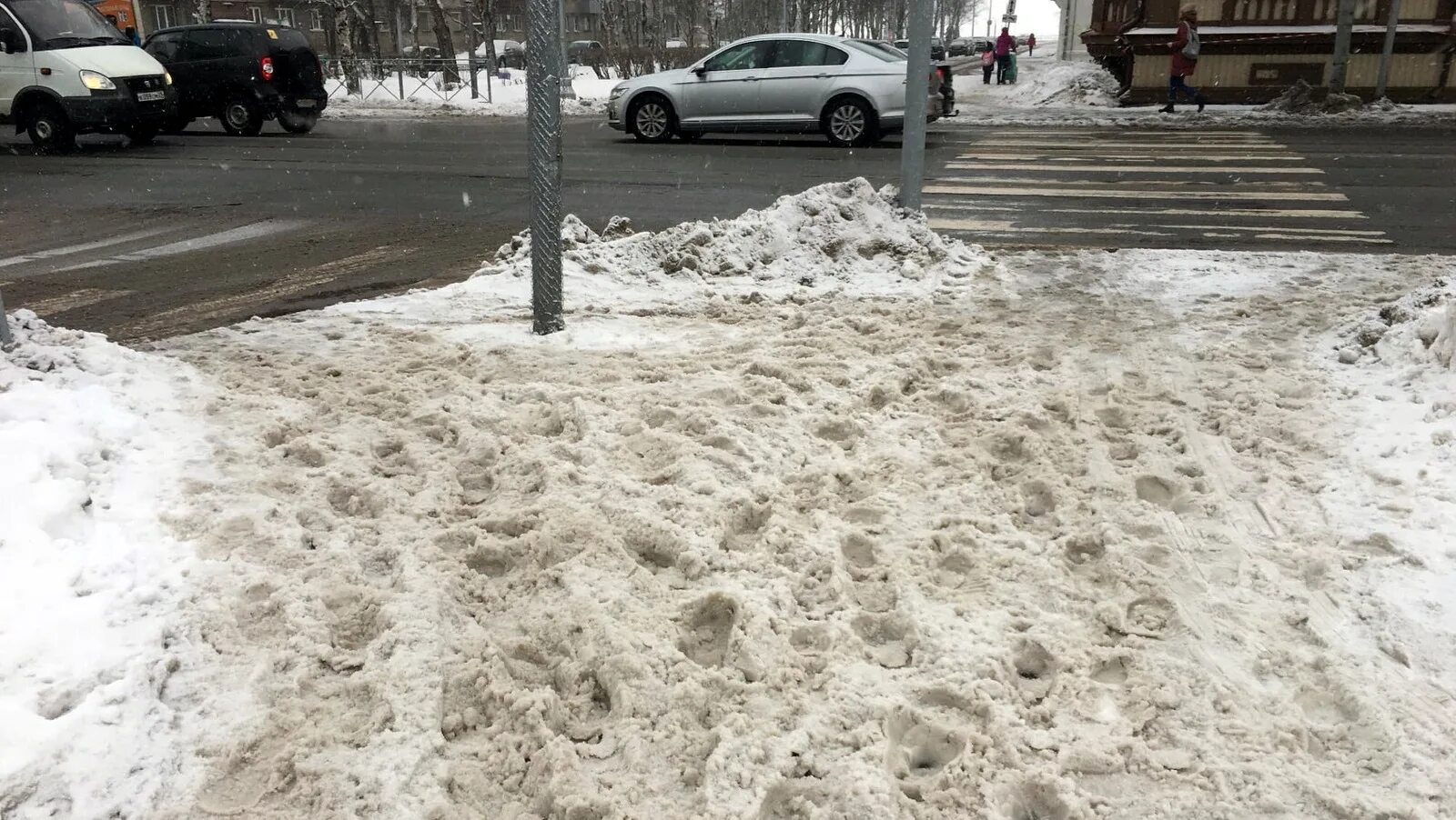 Пришла пора оттепели снег. Оттепель в Архангельске. Заснеженные тротуары Архангельска. Сугробы тротуары машины. Оттепель на тротуарах.