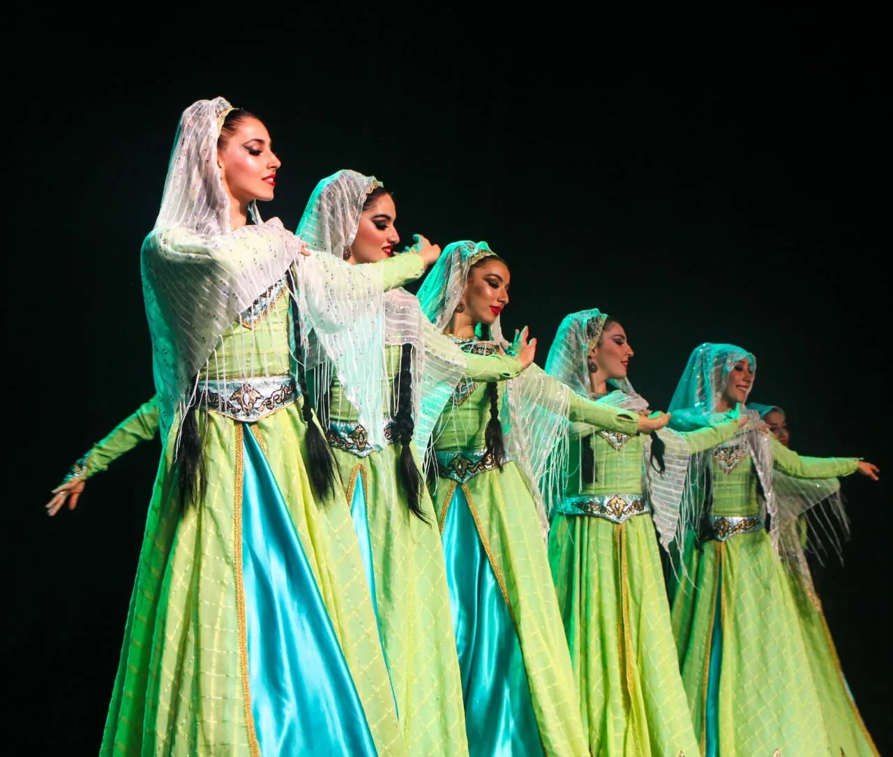 Ансамбль эхо в эстонии. Эхо гор ансамбль богучар. Ансамбль эха. Эхо ансамбль. Дагестанские фольклорные коллективы.