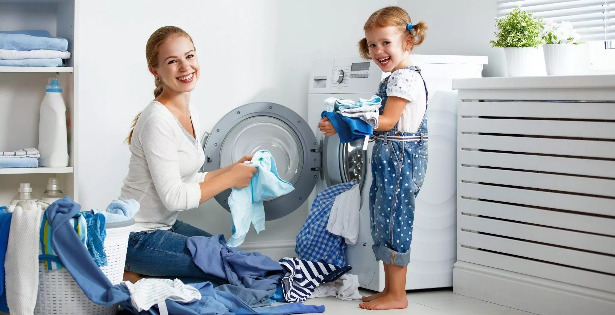 Мама стиральная машина. Мама стирает. Стирка с детьми. Ребенок возле стиральной машины. Стиральная машина и семья.