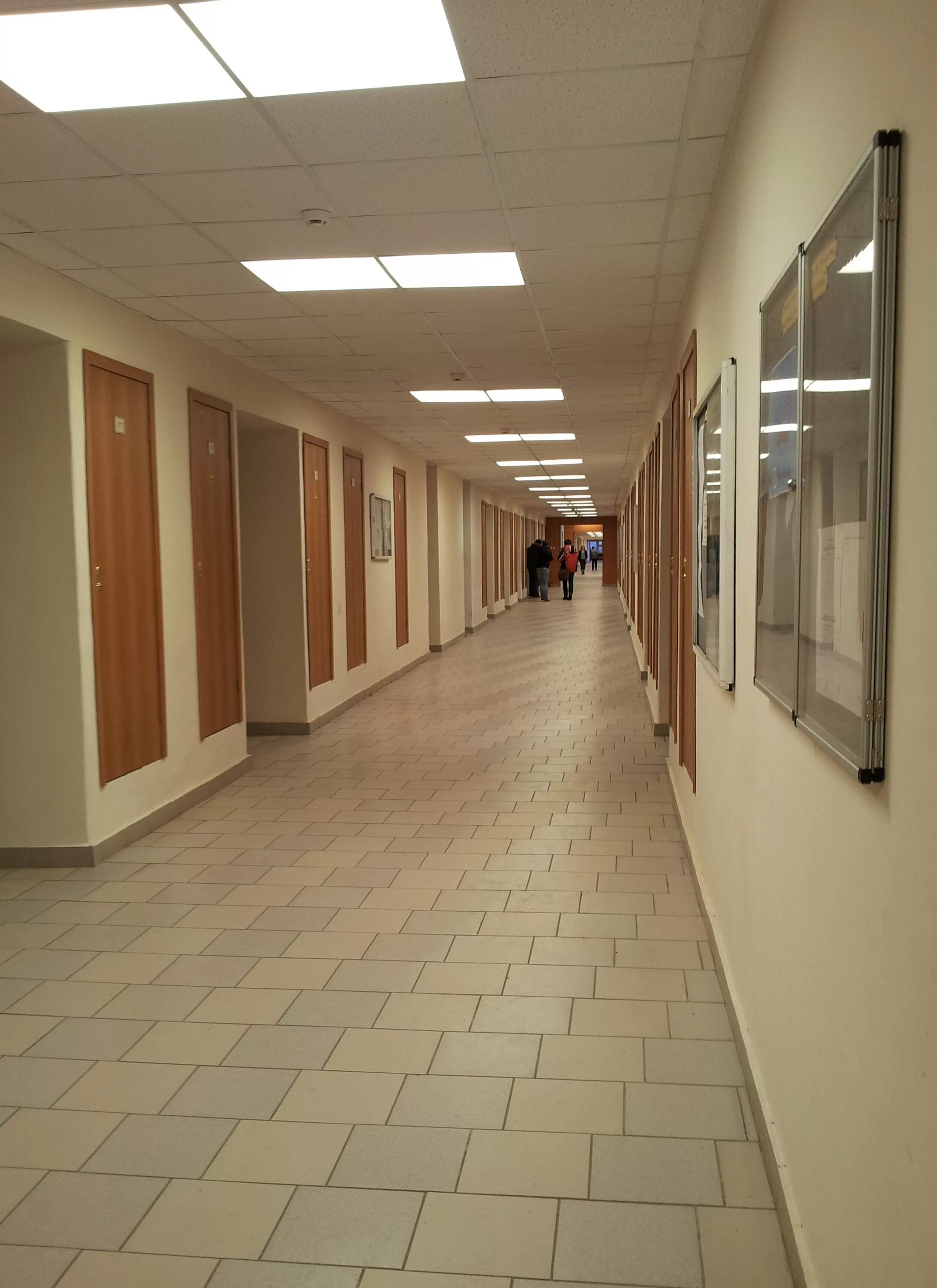 Двухмаршевые лестницы на второй этаж в частном доме. 3 й этаж. Торговый комплекс лестница. Кухня гостиная с лестницей. Лестница в особняке.