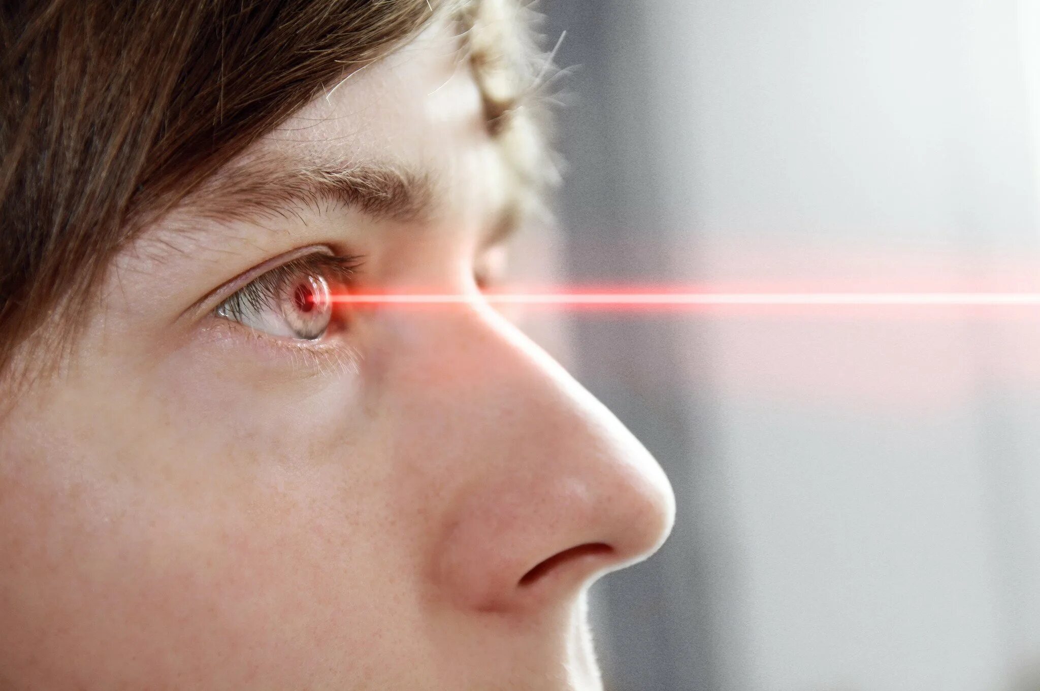 Лазеры из глаз. Воздействие на глаз лазером. Лазерное излучение глаз. Глаз с лучами.