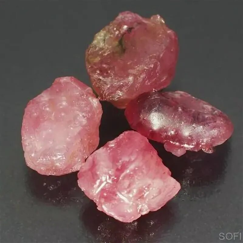 Какой камень корунд. Корунд камень. розовый корунд минерал. рубин корунд необработанный. розовый корунд камень в ювелирных изделиях.