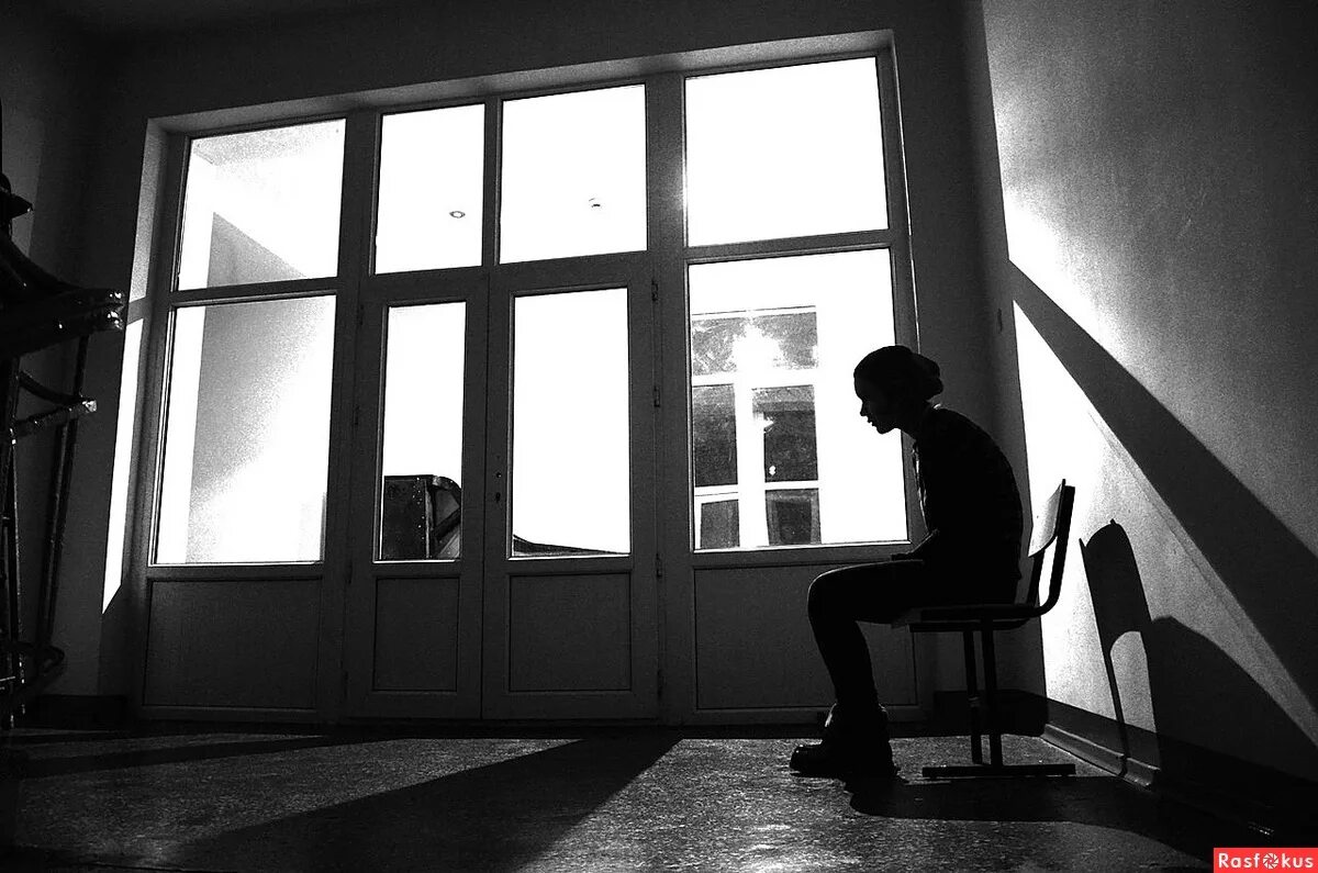 Зале тоска. Опера девушка с запада мариинский театр. Отчаяние мужчины. Парень сидит в темноте. Окно черно белое.