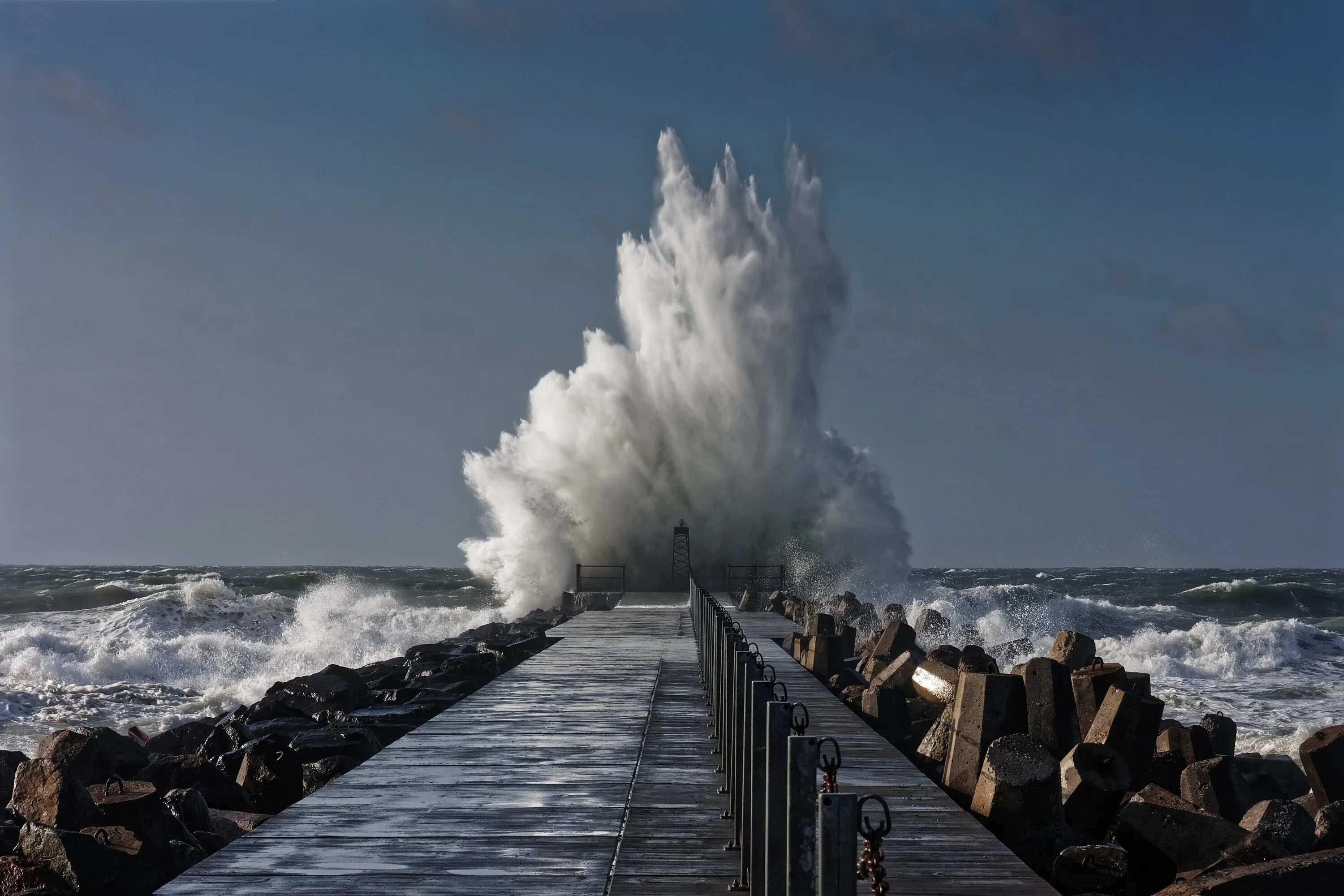 Алушта волнорезы. Северное море шторм. Волнорез Ялта. During storm