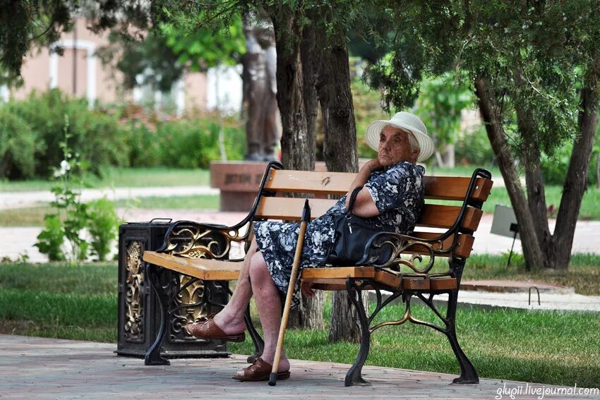 Сад у тетки. Старушка на скамейке. Бабушки на скамейке. Старухи на скамейке. Бабушка сидит на скамейке.