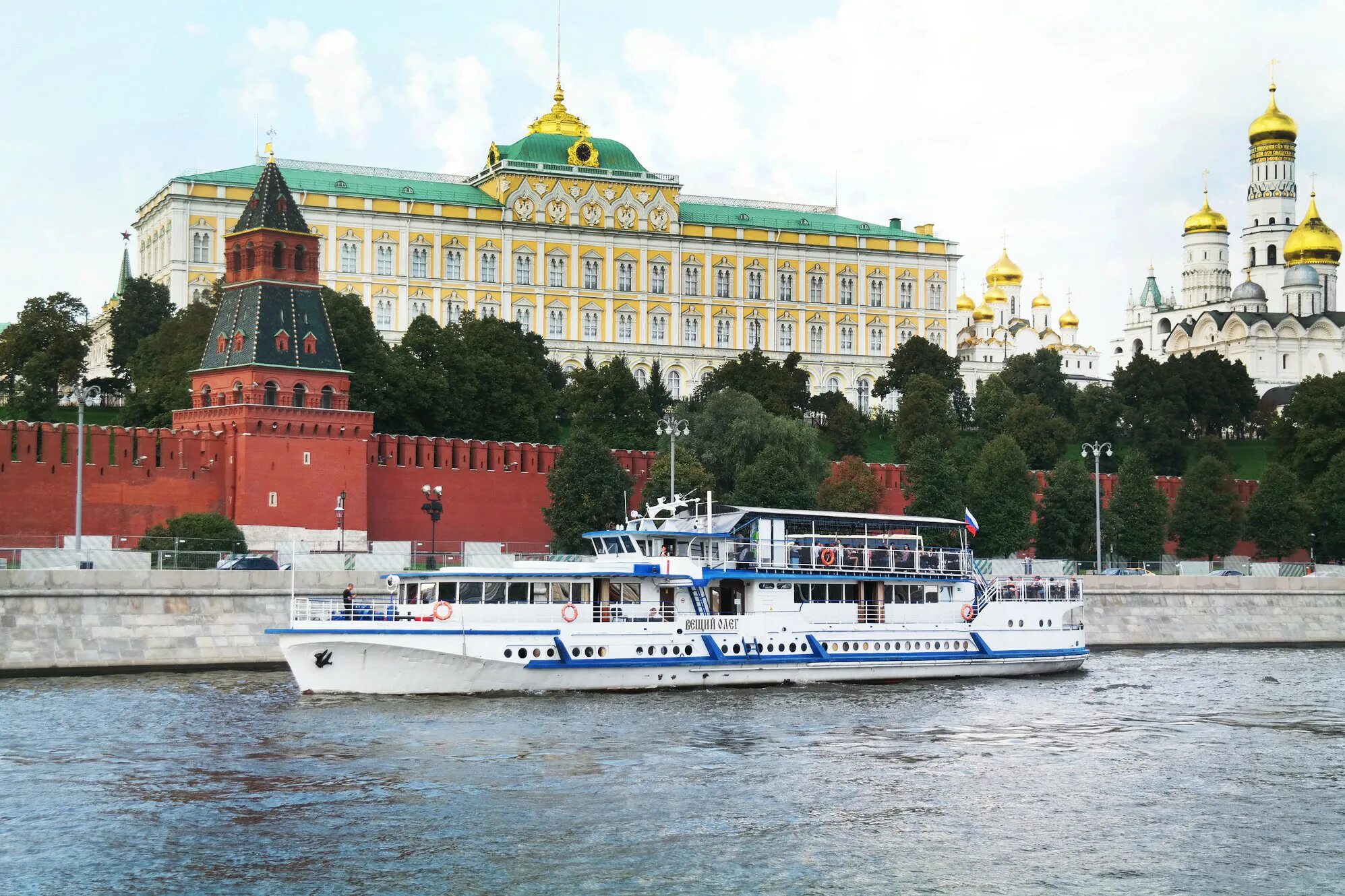 Поездка на пароходе. Прогулка по Москве-реке на теплоходе. Теплоходная прогулка Москва. Теплоходная прогулка по Москве реке. Теплоход Москва река.