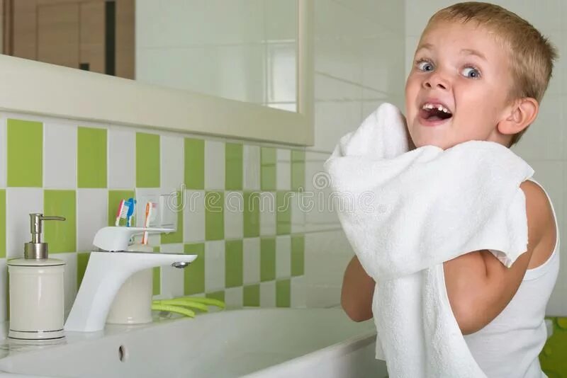Вытирает полотенцем. Ребенок вытирается. Мальчик умывается в ванной. Ребенок вытирается полотенцем. Чужим полотенцем