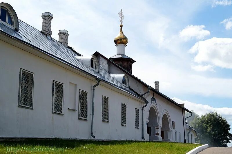 Псковский монастырь сайт. Снетогорский монастырь Псков. Снетогорский монастырь Северные ворота. Бункер Снетогорский монастырь. Снетогорский монастырь Псков фото.