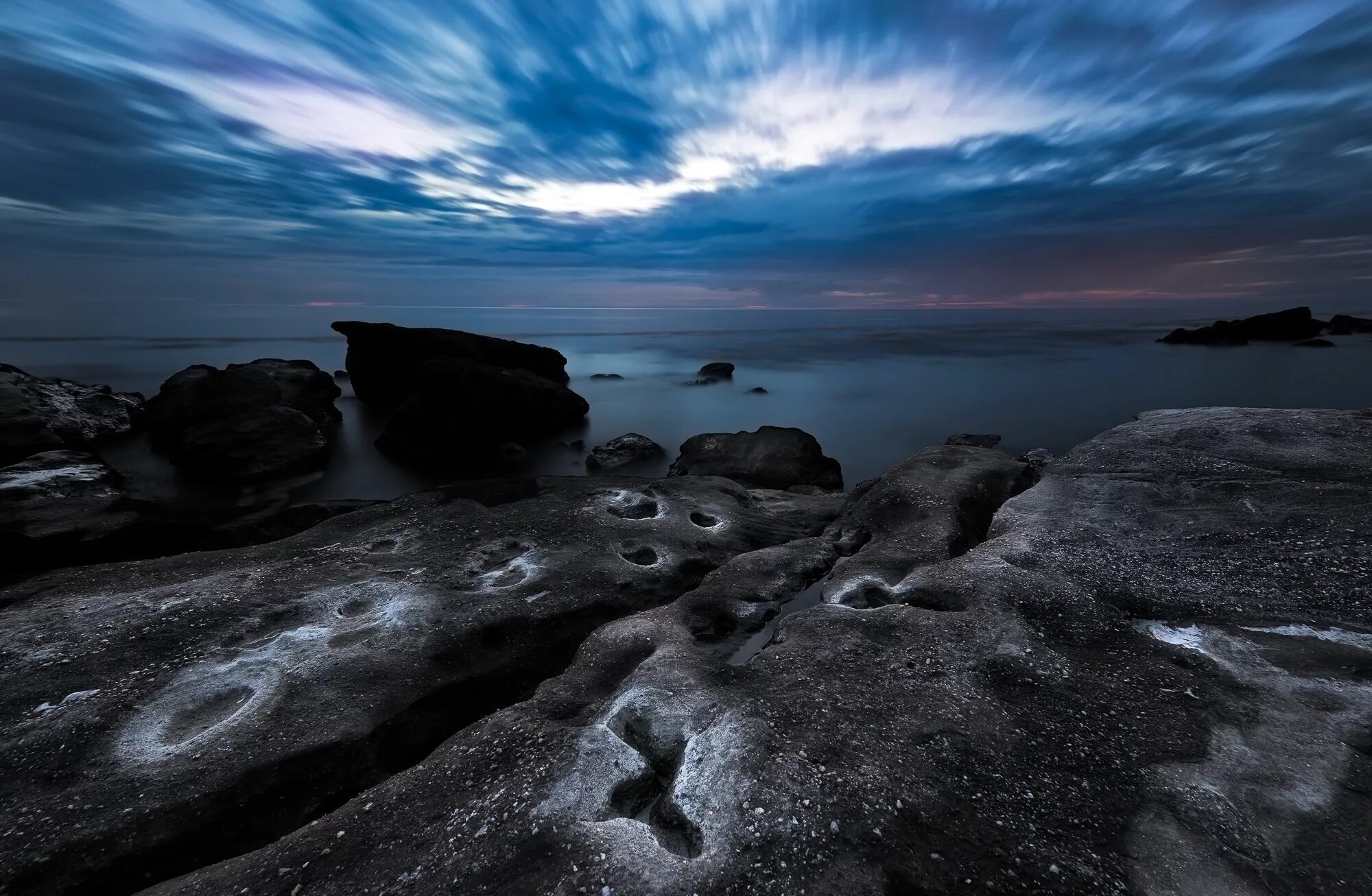 Night stone. Берег моря ночью. Ночь море камни. Валуны море ночь. Берег ночью.