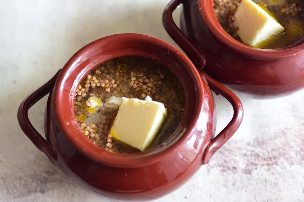 Пельмени в горшочках в духовке. Горшочки ставить в холодную или горячую. Горшочки ставить в холодную или горячую. На что ставить горшочки в духовке. Пельмени в горшочке.