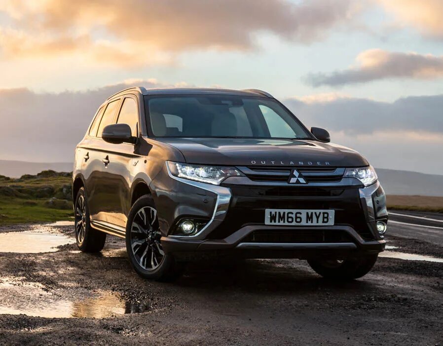 Mitsubishi outlander 2017. Мицубиси Аутлендер 2017. Митсубисиоутоендер 2017. Митсубиси Аутлендер 3 2017. Митсубиси Outlander 2017.