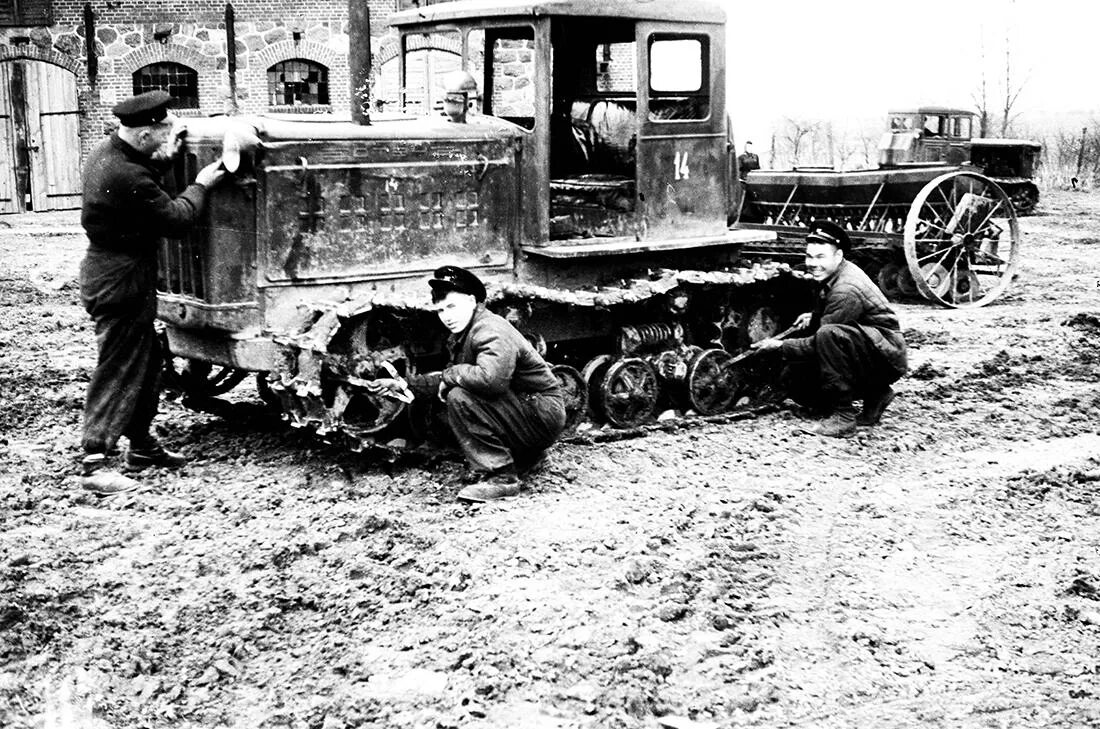 Белгородская область колхоз имени чапаева. Колхозы калининградская область. Скотный двор в ссср. Целина 1954 хрущев. Колхоз 1940-е годы.