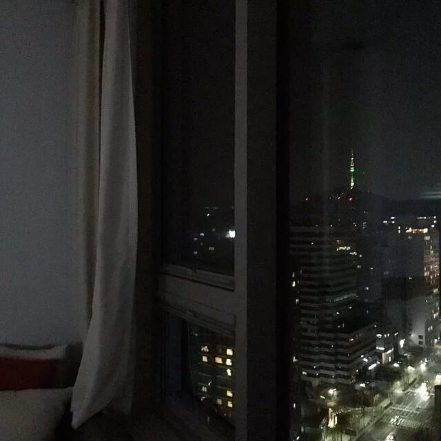 Окно в комнате ночью. Ночное окно. комната вечером. окно ночью. вид с окна ночью.