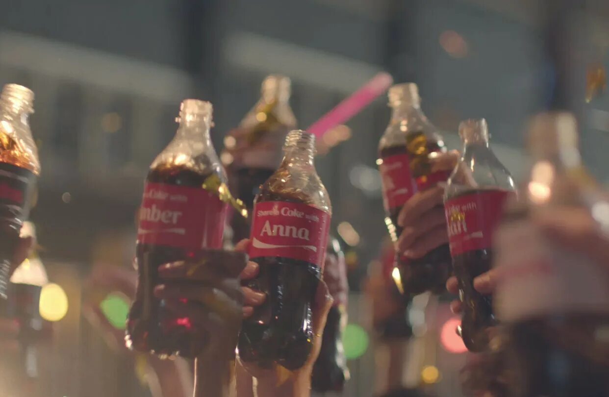 Кока кола реклама. Реклама кока колы с именами. Coca cola arctic. Кока кола в древности. Кока кола реклама.