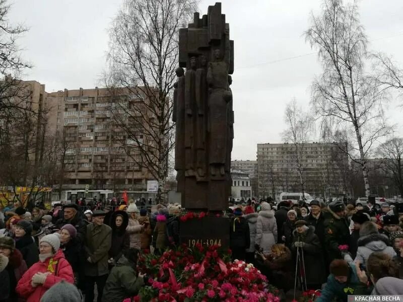 В каком месте открыт памятник трудовому подвигу. Памятник мужеству ленинградцев на площади мужества. сквер блокадников на площади мужества памятник. мужеству ленинградцев отстоявших наш город. памятник ленинградцам в новосибирске.