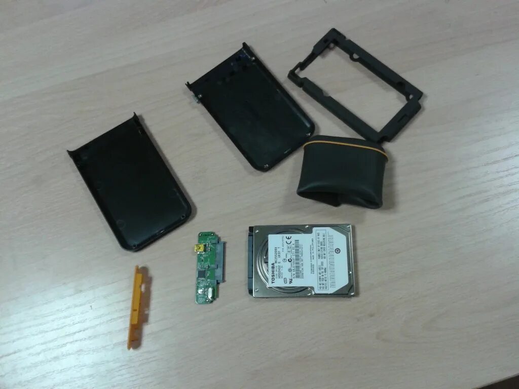 Western digital hdd wd разбор. Старый жесткий диск western digital 2g. Transcend переходник в разборе. Transcend storejet разборка. Разобранный hdd 2.