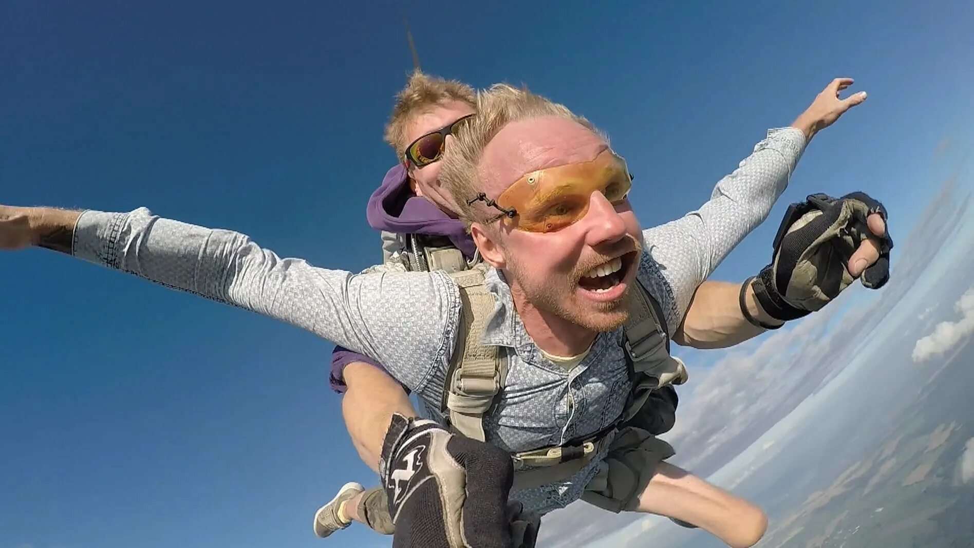 Экстремальная любовь. Удивляет смелость. Смелость это. Прыжок с парашютом инвалида. Человек взбирается на гору.