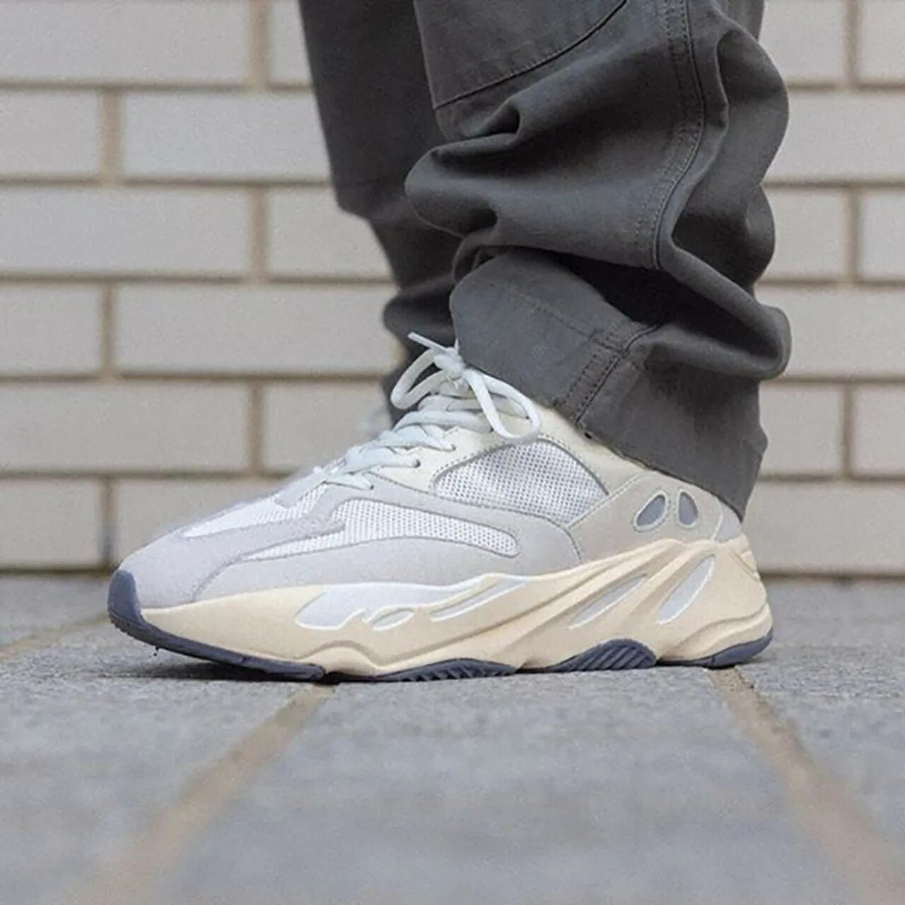 Adidas Yeezy Boost 700 Analog. Adidas Yeezy 700 белые. Adidas Yeezy Boost 700 аналог. Yeezy Boost 700 Analog белые. Аналог адидас