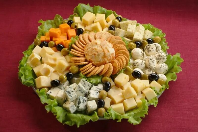 Сырные тарелки оформление на праздничный. Сырная нарезка. Украшение сырной тарелки. Красивая нарезка сыра на праздничный стол. Красивая нарезка сырной тарелки.