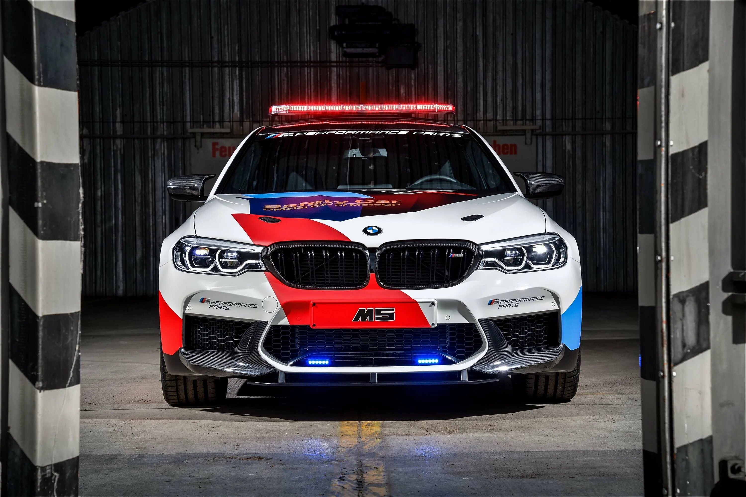 Красивая бмв м5. BMW m5 f90 Полицейская. BMW m5 f90 Safety car. BMW m5 f90 2015. BMW m5 f90 m Performance.