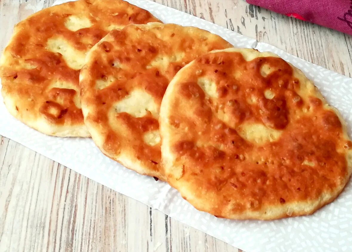 луковые лепешки на сковороде. катлама с луком. луковые лепешки в духовке. луковые лепешки слоеные. луковые лепешки тесто.