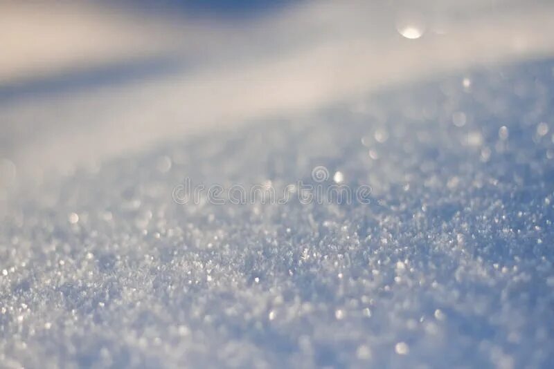 Зимние сугробы. И ель сквозь иней зеленеет и речка подо льдом блестит. Снег лежит. Блестящие на солнце снег лежит. Снег сверкает на солнце.