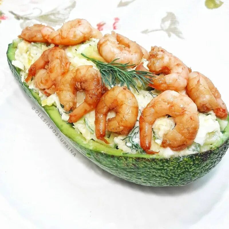 Шпинат креветки авокадо. Авокадо с креветками. Огурцы авокадо креветки. Постный салат с креветками. Салат с креветками и авокадо.