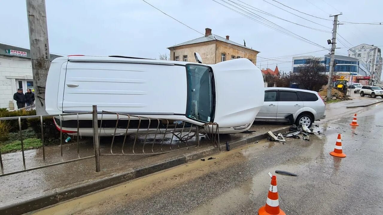 Авария в Севастополе вчера. Севастополь перевернулась машина.