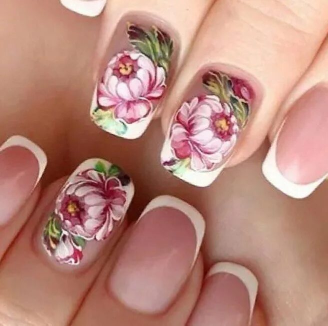 Французский маникюр с цветами. Французский маникюр с цветочками. Французский маникюр с лепкой. Френч с цветами на квадратные ногти. Маникюр френч с цветами.