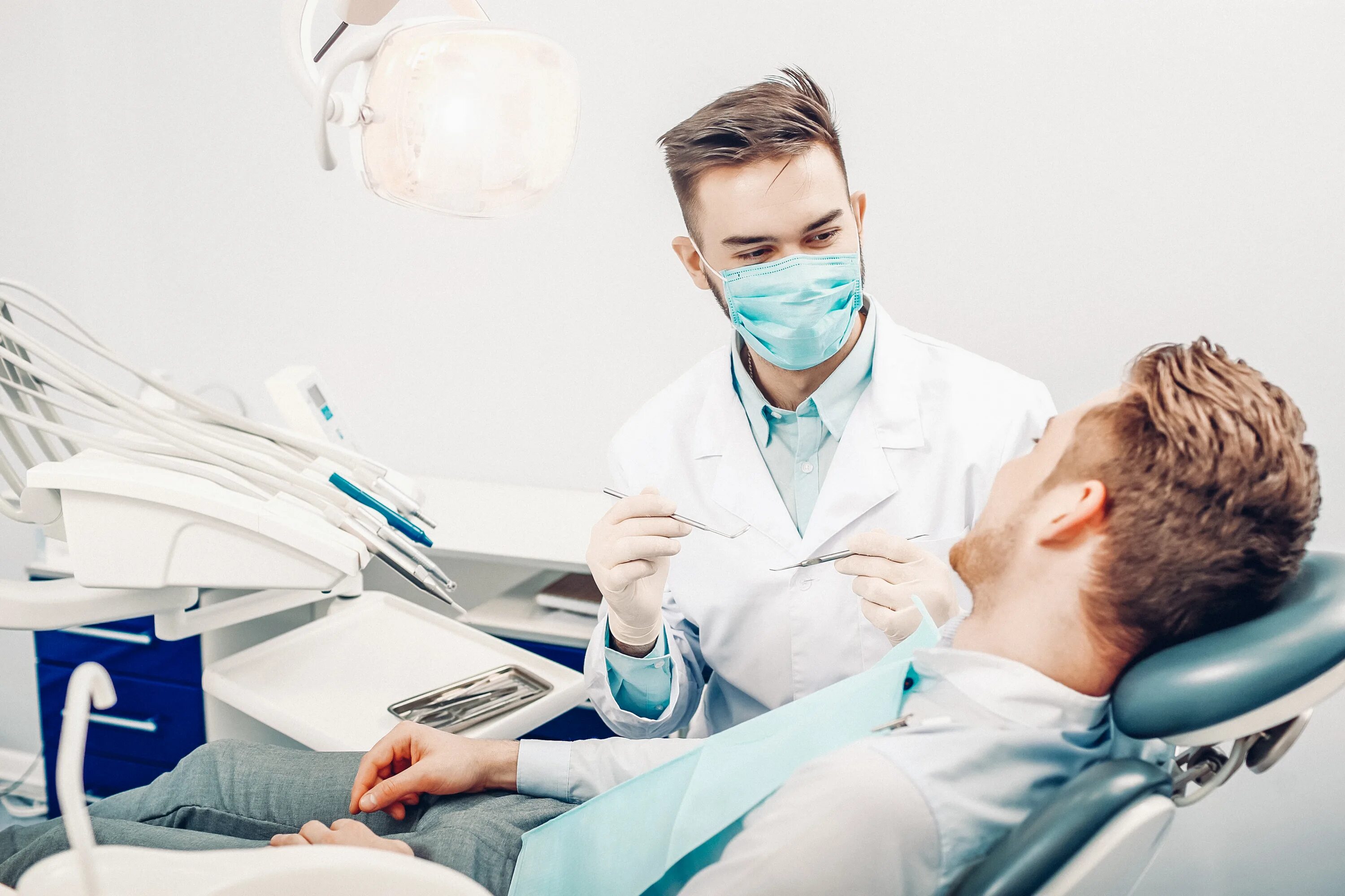 Стоматологического больного. Стоматолог и пациент. Пациент у дантиста. Стоматолог мужчина. Мужчина на приеме у стоматолога.