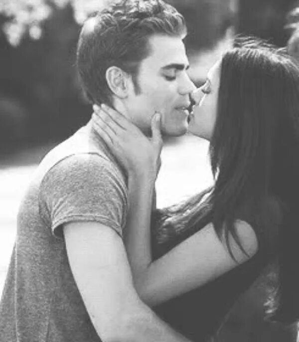 Поцеловал учительницу. Поцелуй. Красивый поцелуй. Девушка целует парня в щечку. Парень обнимает девушку.