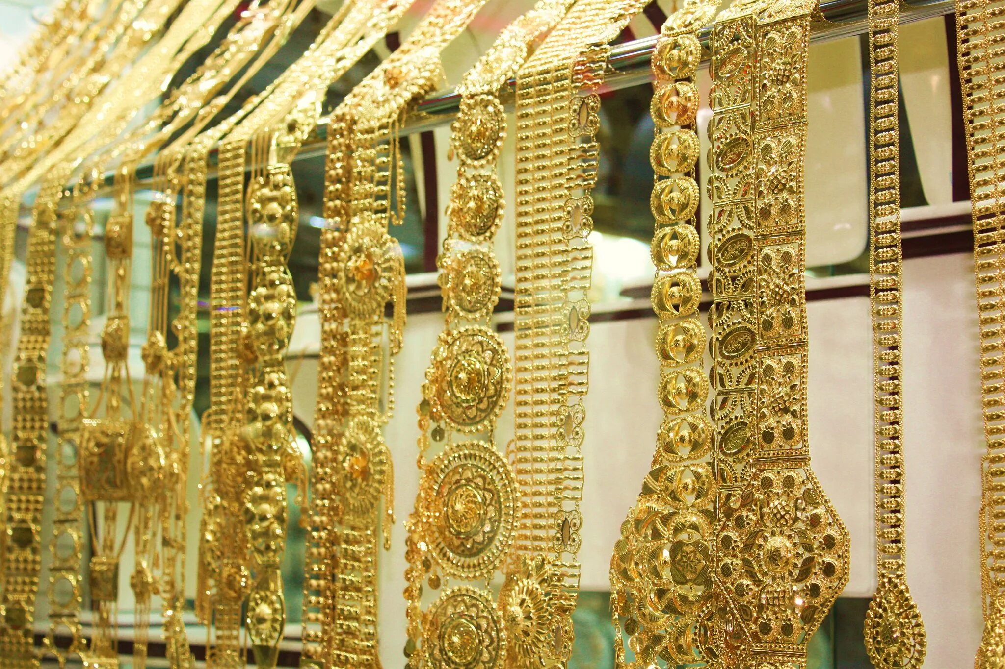 Golden many. Золотой рынок Gold Souk. Gold Souk Абу Даби. Gold Souk Дубай. Золотой рынок Абу Даби Madinat.