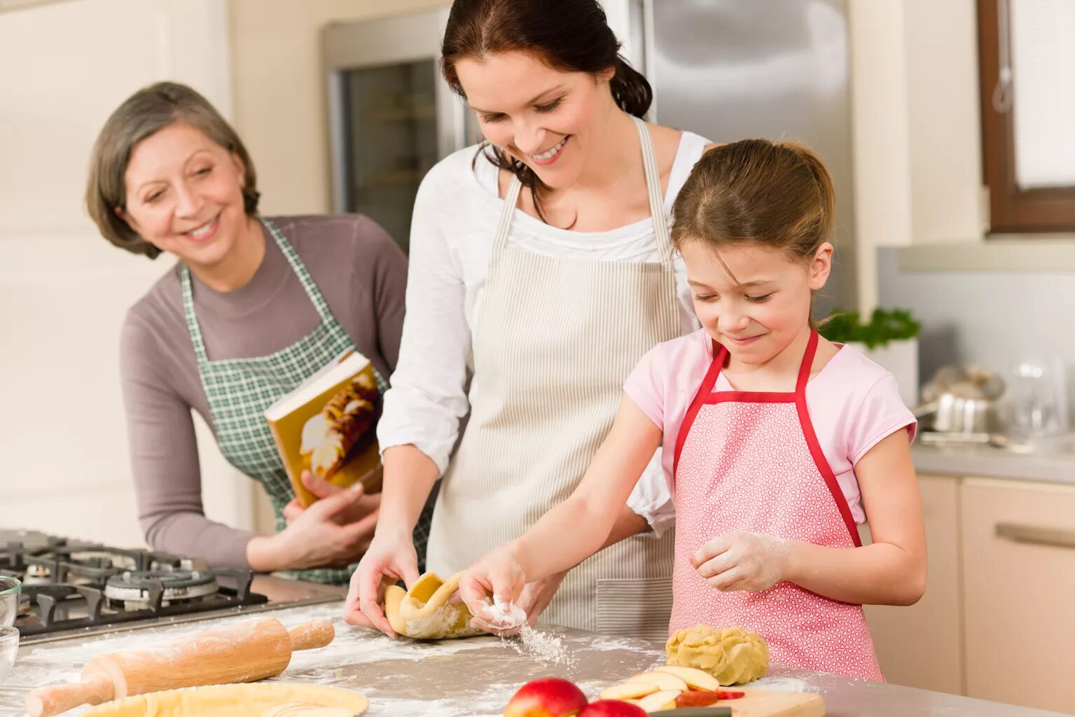 Family model stepping. Кухня для детей. Готовка с детьми на кухне. Семья на кухне. Дети готовят с родителями.