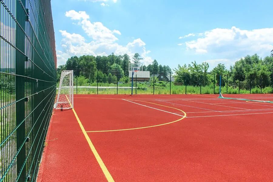 Спортплощадка на набережной. Современная школьная спортивная площадка. Комплексная физкультурно. Комплексная физкультурно. Спортивные площадки тюмень.