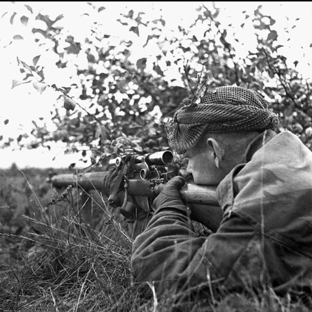 Немецкий снайпер 1941. Немецкий снайпер ww2. Салбиев снайпер. Советский снайпер 2 мировой войны. Солдат с ли-энфилд.