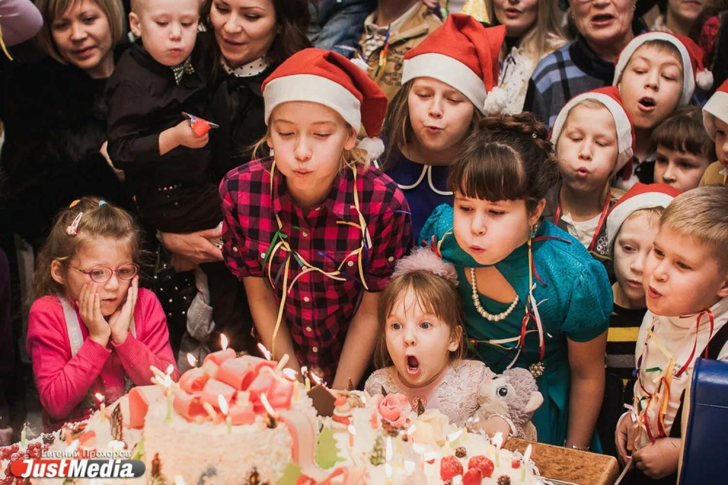 Рожденные 31 декабря. С днем рождения 31 декабря. Новогодние именинники. Праздничная вечеринка с огромным тортом. Необычные праздники 31 декабря.