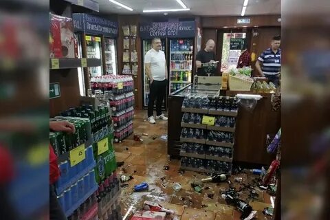 Разбитые бутылки вина в магазине